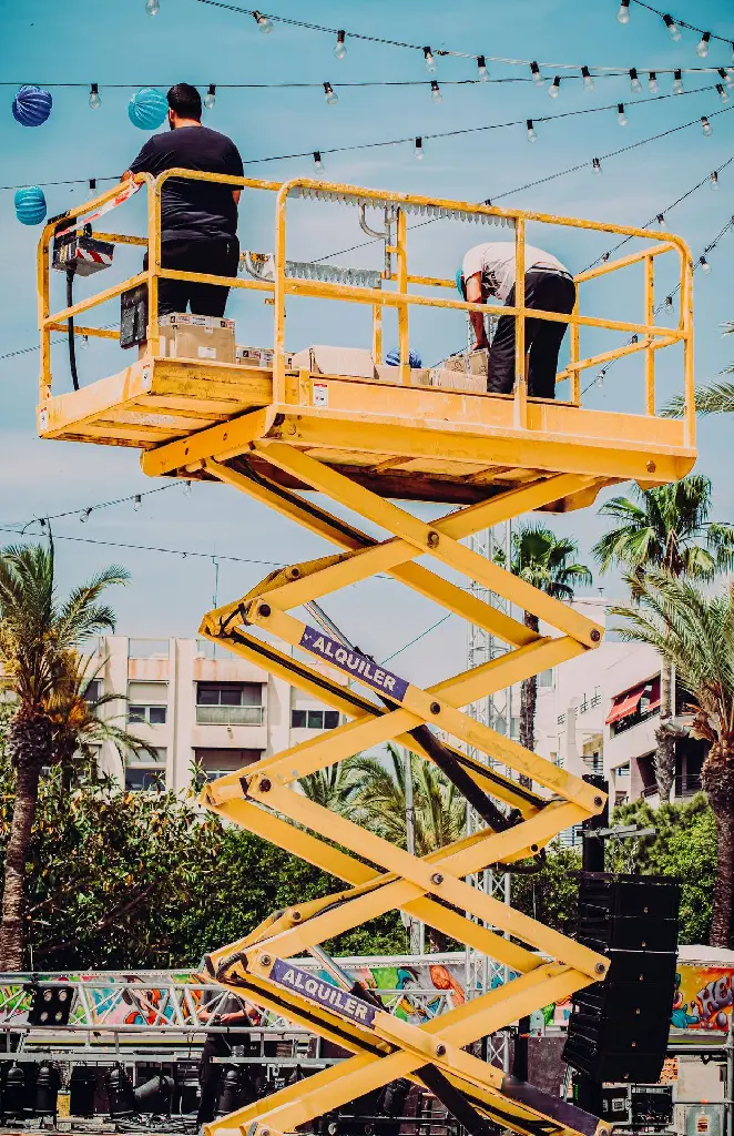 unsplash_OKzisT7Bvuk_plataforma grua.webp